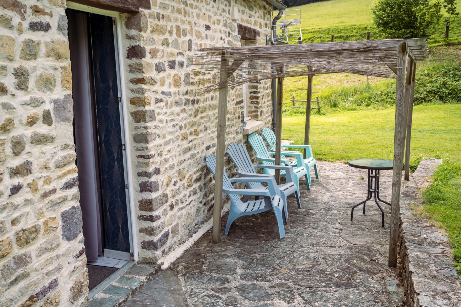 Terrasse couverte devant le gîte NINA